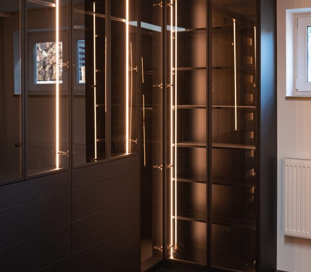 Schwarze moderne Ankleide mit Glastüren